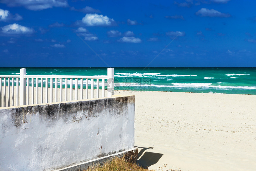 阳光明媚的一天海滩上白栅栏图片