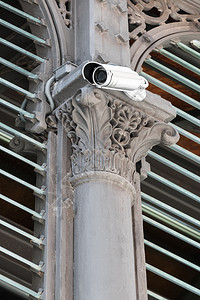 旧楼柱上的监控摄像头图片