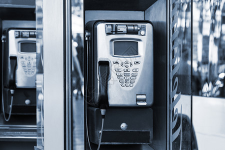 城市街道上的现代公用电话背景图片
