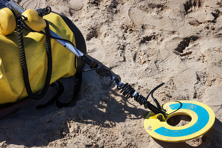 沙滩工具沙滩上的金属探测器背景