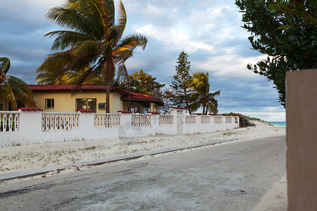 通往海滩和房子的道路图片