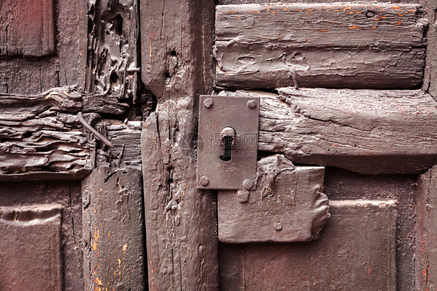 旧木门上的钥匙孔图片