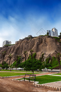 秘鲁利马悬崖前的公园图片