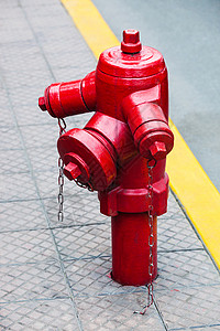 城市街道上的红色消防栓图片