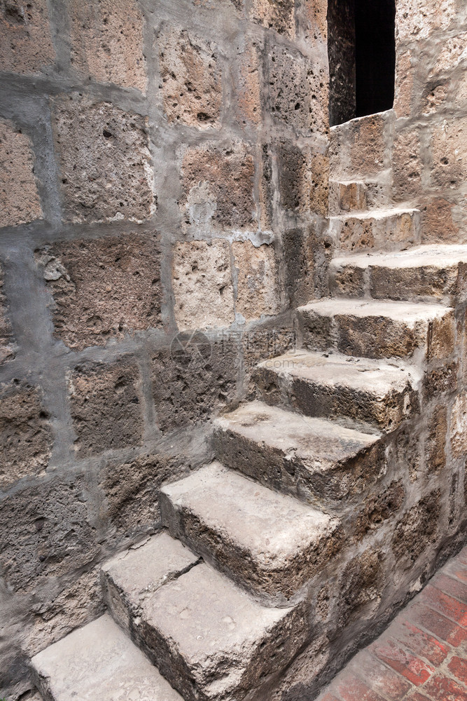 古老的石头楼梯在古老的房子里图片