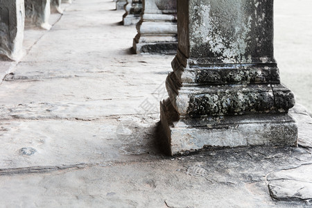 AngkorWat中的美丽旧圆柱图片