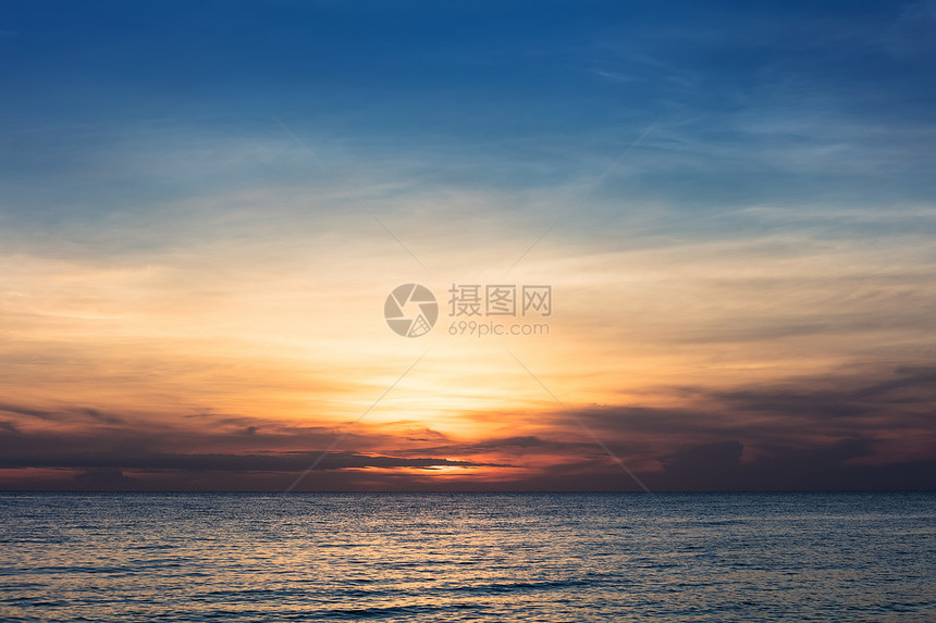 美丽的红日落在海洋上图片