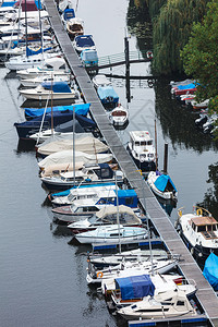 布拉格河岸港口的游艇图片