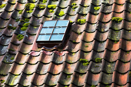 旧瓷砖屋顶上的天窗图片素材