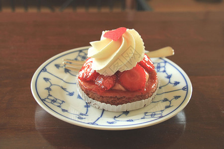 新鲜草莓甜菜奶油和心脏装饰品图片