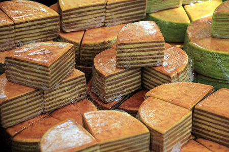 由蛋黄油和糖制成的印度尼西亚传统层蛋糕手工的高清图片素材