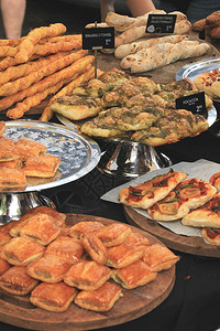 市场上的奢侈手工面包标签产品和价格信息荷兰语法卡西是意大利种橄榄和番茄面包背景图片