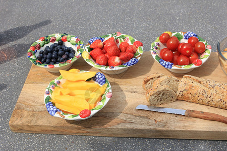 夏季户外午餐配有水果面包和奶酪棒图片
