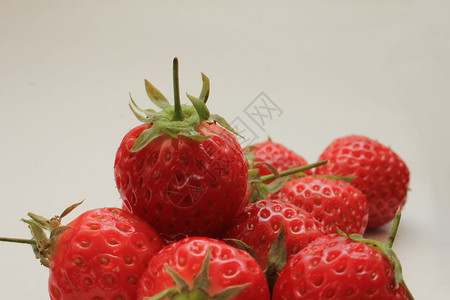 白色背景上的大新鲜草莓背景图片