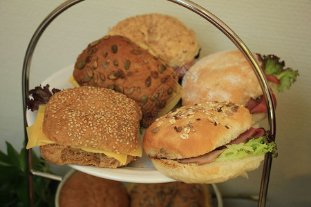 餐盘上的各种三明治婚礼招待会食物图片