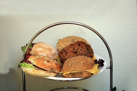 餐盘上的各种三明治婚礼招待会食物图片