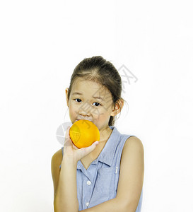 白色背景的青橙子白色背景的亚洲小女孩图片