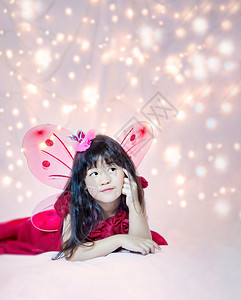 亚裔可爱小女孩的肖像与背景闪光童话故事的概念图片