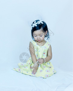 可爱的亚洲小女孩肖像室内图片