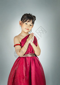 穿红裙子的亚洲小女孩肖像图片