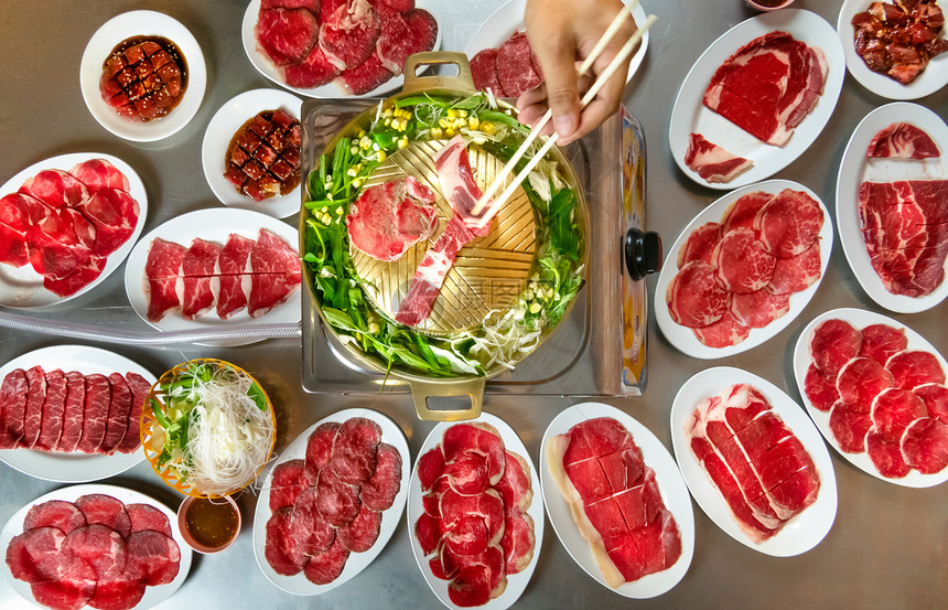 亚洲BBQ标准Grill用蔬菜在热锅上切牛肉亚洲BBQ标准图片