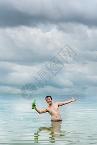 一个在海上伸展手臂的非常幸福人一个伸展手臂的快乐人图片