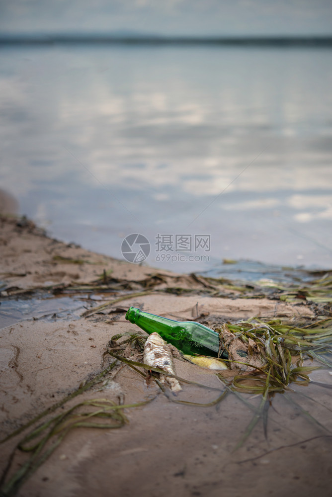 水中的瓶装碎片污染环境保护概念有选择的重点图片