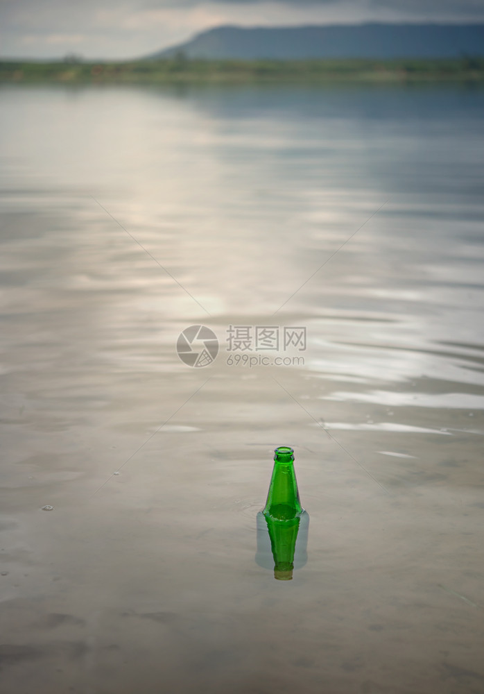 水中的瓶装碎片污染环境保护概念有选择的重点图片