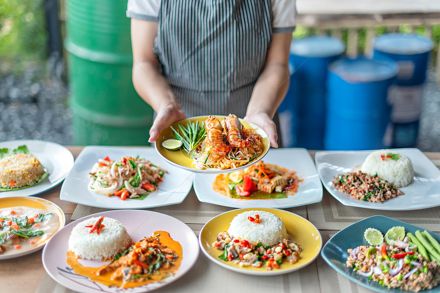 满的亚洲食物准备吃满的亚洲食物图片