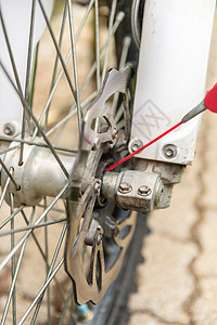 用专的连锁喷雾油给摩托车轮轴承做润滑剂高清图片