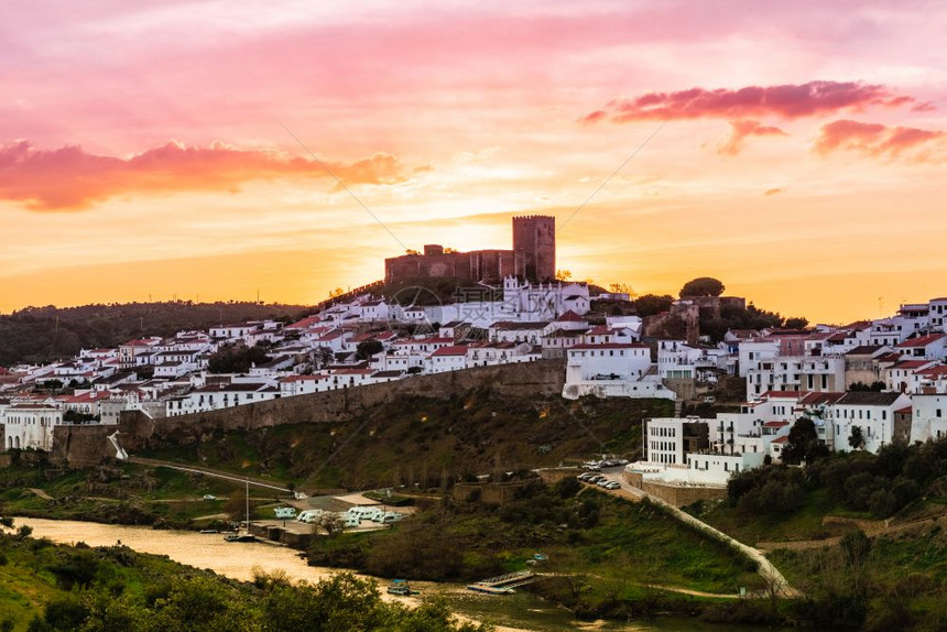 葡萄牙的梅尔托拉村及其城堡的日落葡萄牙南部的阿伦乔地区葡萄牙南部的村庄图片