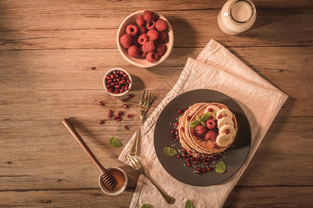俯视图加草莓香蕉片和蜂蜜的煎饼营养高清图片素材