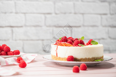 芝士蛋糕加新鲜的草莓梅子和薄荷叶背景图片
