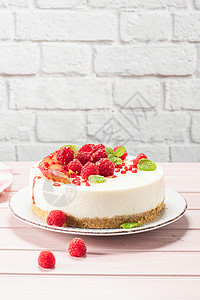 芝士蛋糕加新鲜的草莓梅子和薄荷叶图片