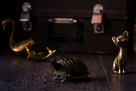 棕底的乌龟猫海豚和天鹅黄铜雕像图片