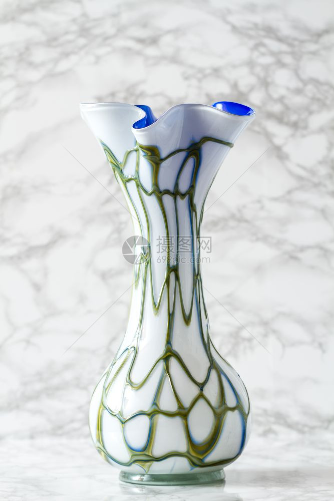 具有绿宝石型状的老旧手工制玻璃花瓶图片