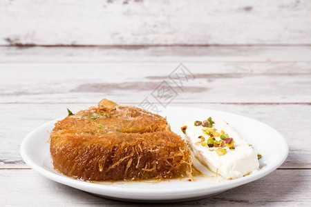 土耳其风格的甜奶油糕饼白色背景的卡达伊夫图片