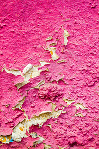 旧的破碎泥砖墙有剥皮粉色石膏图片