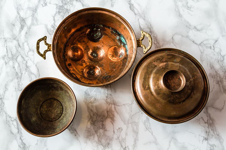 真实手工制造的土耳其铜锅图片