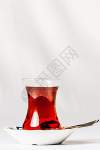 土耳其茶用白色背景的传统杯子供应土耳其茶叶图片
