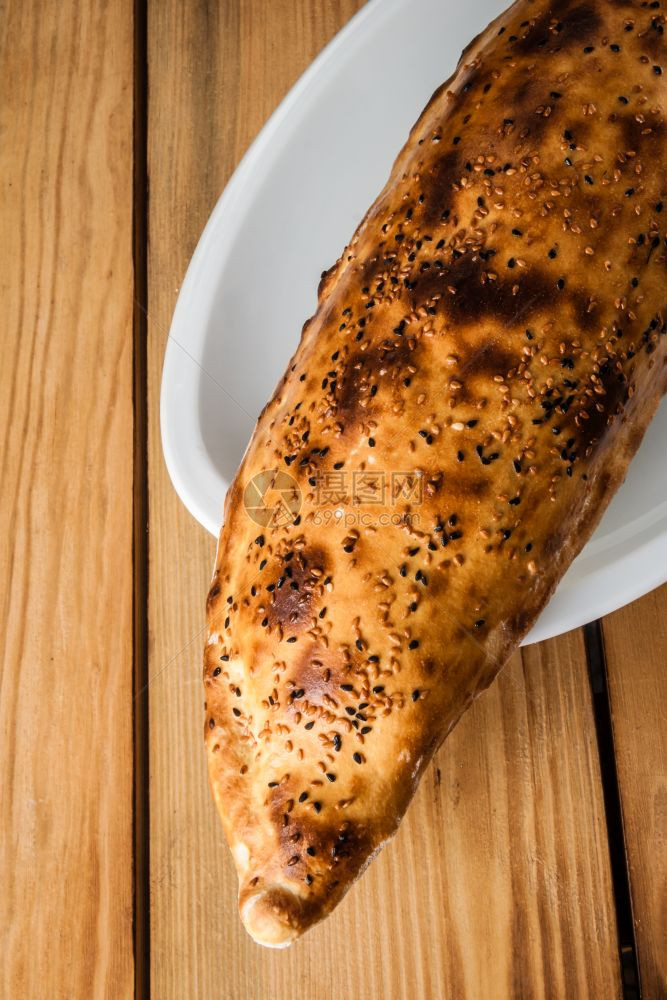 木制桌上的土耳其传统皮塔面包图片