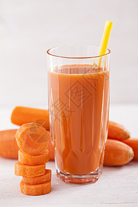 胡萝卜的新鲜饮料木制餐桌上的胡萝卜美味新鲜胡萝卜饮料图片