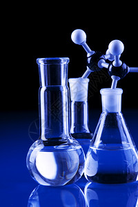实验室中的分子和火瓶图片