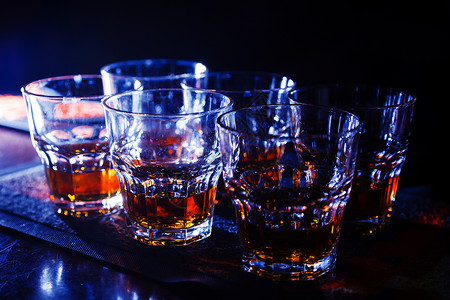 酒吧特快店的夜里威士忌背景图片