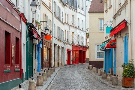 清晨蒙马特尔山的老旧街道巴黎法国蒙马特尔山的老街道背景图片