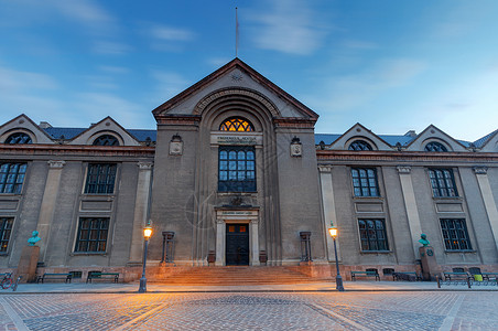 皇家新月楼主楼和广场在大学前早上哥本哈根丹麦哥本哈根大学楼背景