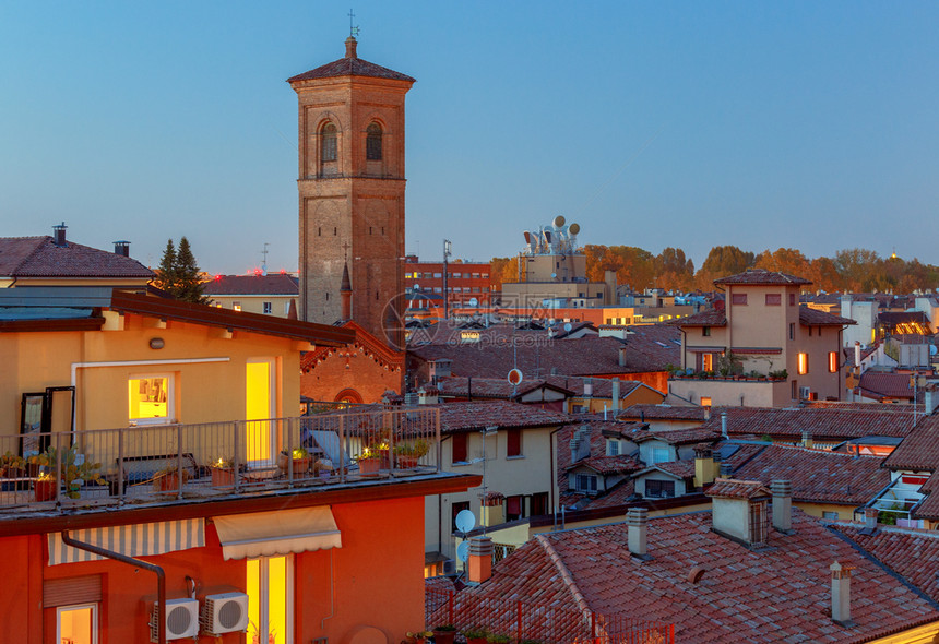 城市历史部分和日落塔的空中观察博洛尼亚意大利城市的空中观察图片