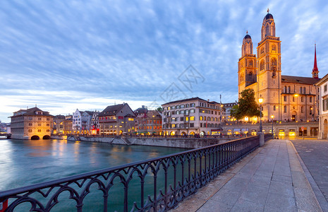 教堂格罗斯门特和城郊的景象夜间照明苏黎世瑞士城市堤岸和日落时教堂格罗斯门特的景象房屋高清图片素材
