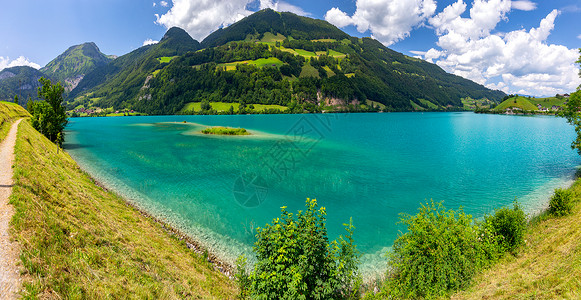 阳光明媚的一天蓝山湖景象瑞士隆格伦阿尔卑斯山脉的图象式蓝湖背景图片