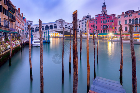 大运河和城市的景色在日落时夜光下威尼斯意大利运河日落时的大运河图片